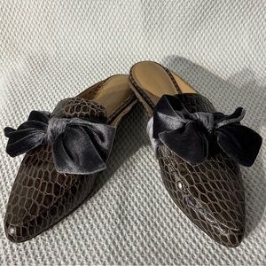 Banana Republic Sz 6 Brown Croc-Embossed Pointed Toe Mules Velvet Bow Accent